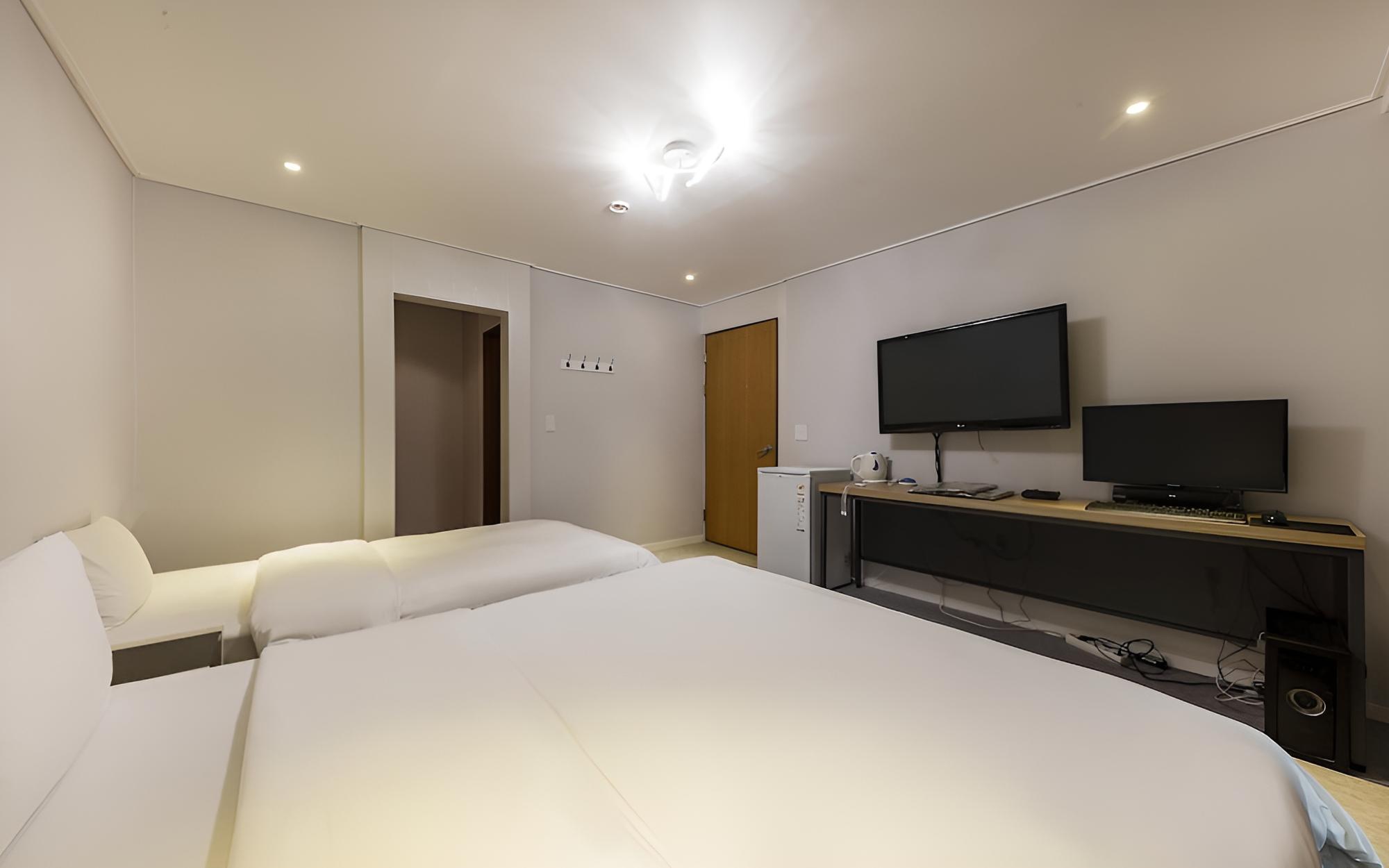 Room (Party Room (3 Bed Netflix Available H) - Photo 9