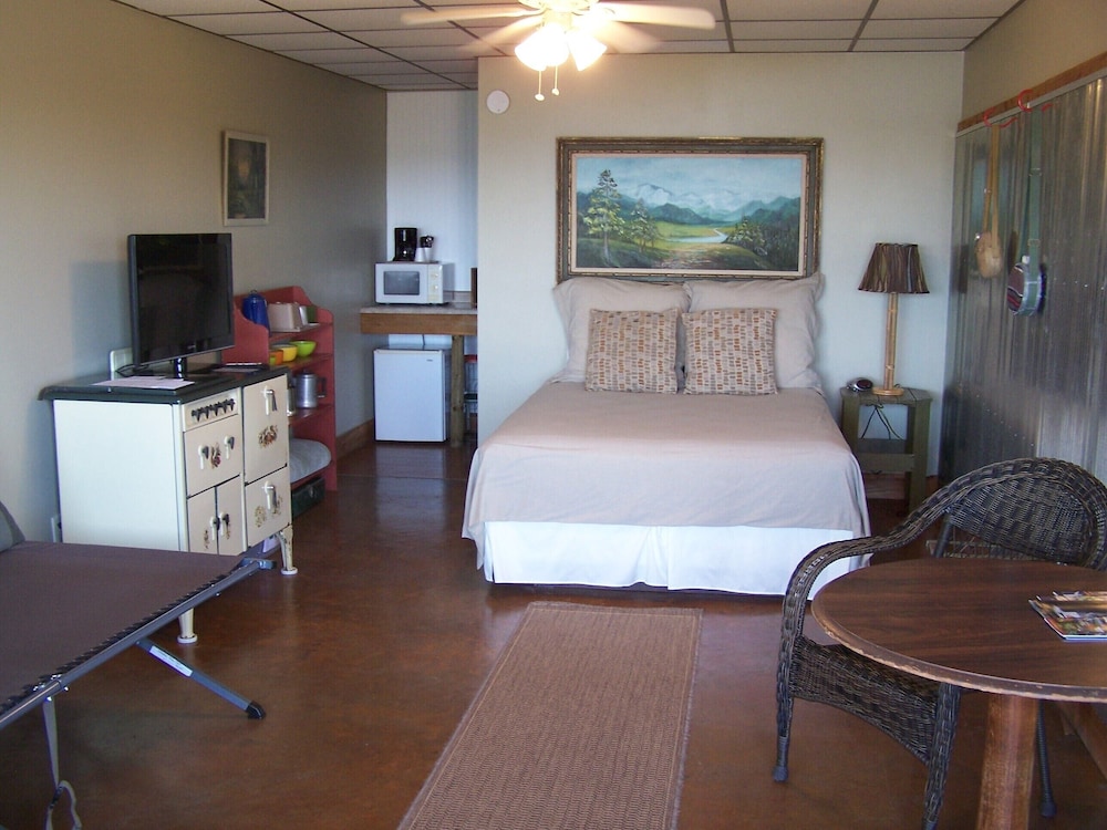 Family Room, 1 Queen Bed, Lake View photo 1