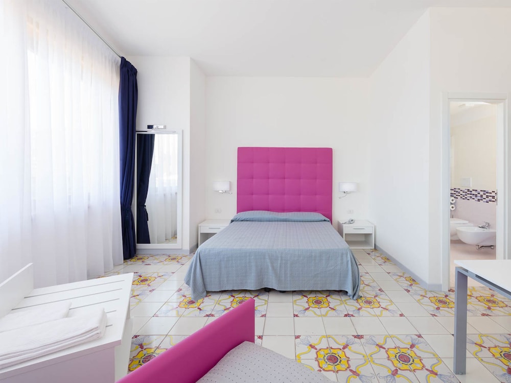 Comfort Room, City View - Photo 2