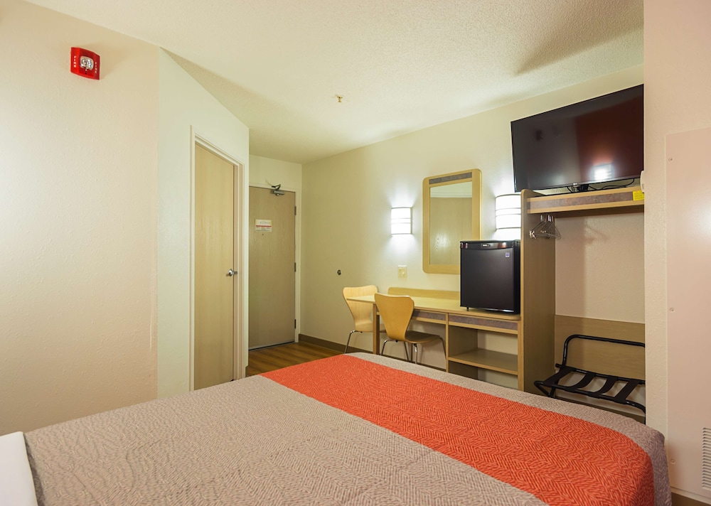 Standard Room, 1 Queen Bed, Non Smoking photo 2