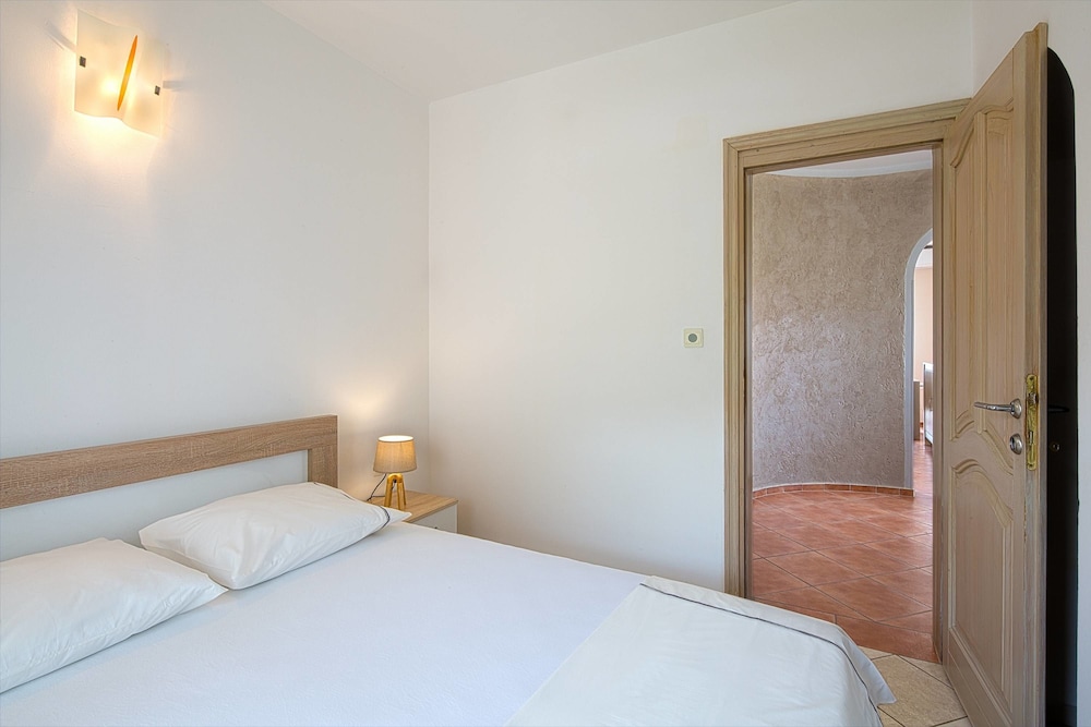 Family Apartment, 3 Bedrooms, Sea View, Poolside