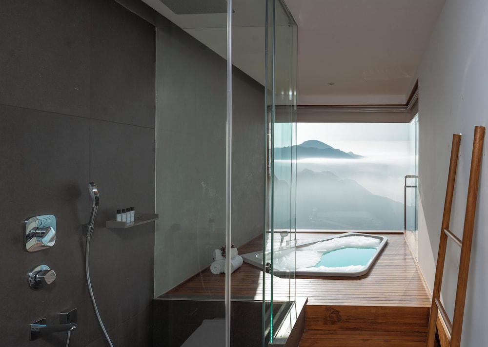 Honeymoon Suite photo 3