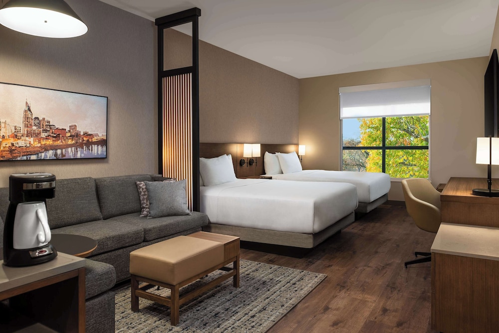 Room (2 Queen Beds & 1 Sofa Bed) - Photo 3