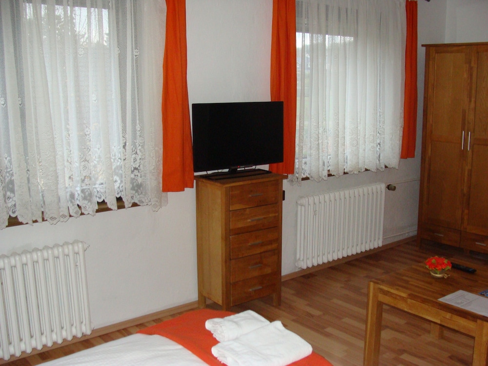 Basic Double Room, 1 King Bed photo 3