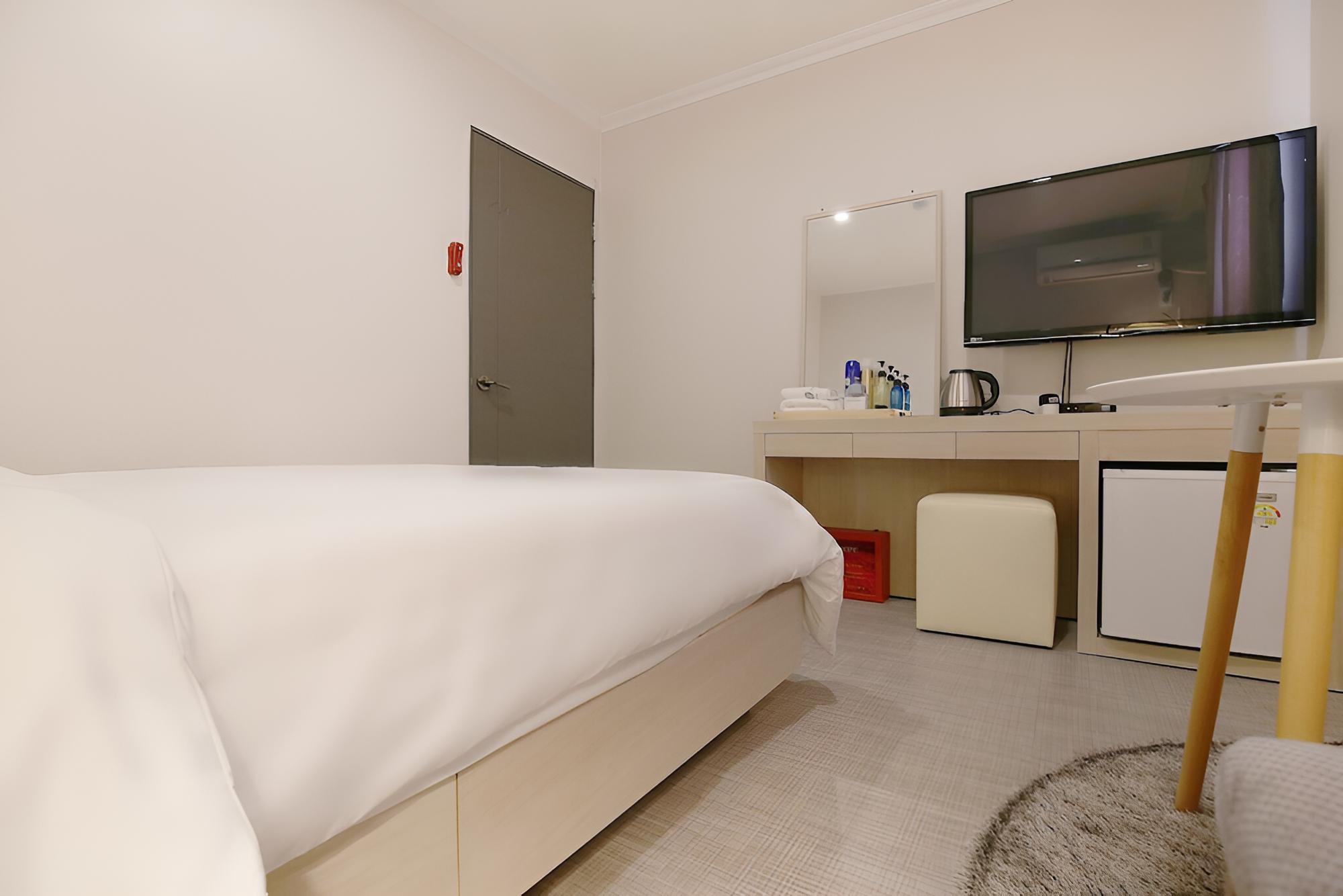 Room (Standard Room) - Photo 11