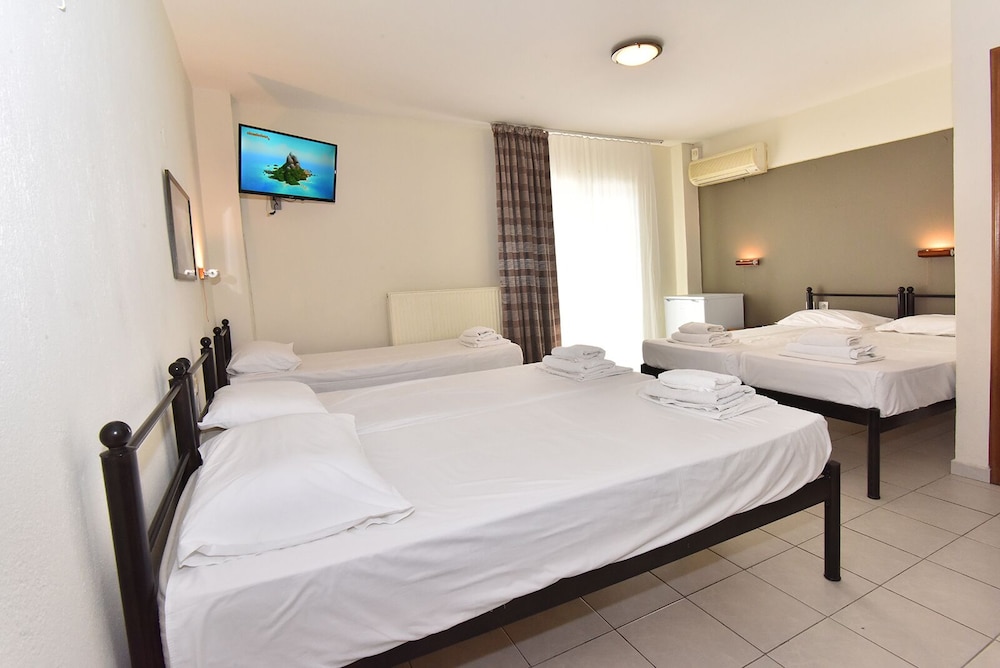 Quadruple Room, Partial Sea View photo 2