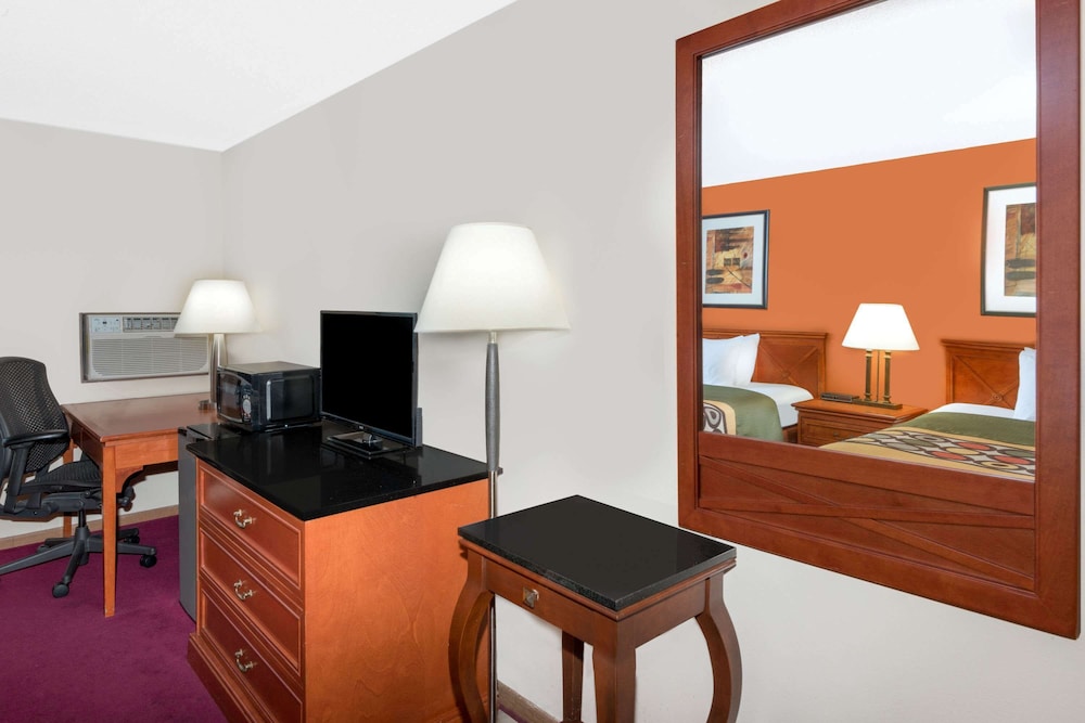 Standard Room, 1 Queen Bed photo 2