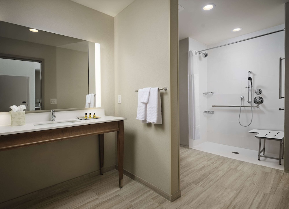 Suite, 1 King Bed with Sofa bed, Accessible, Refrigerator & Microwave (with Sofabed) - Photo 2