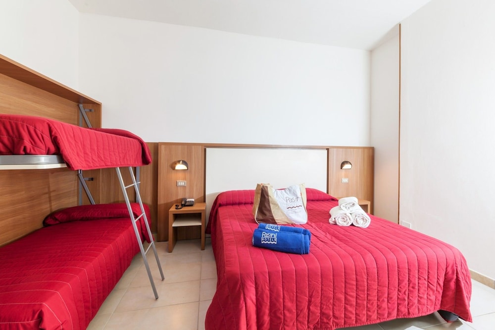 Family Quadruple Room, Multiple Beds, Non Smoking photo 2