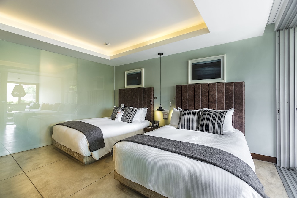 Standard Room, 2 Double Beds - Photo 6