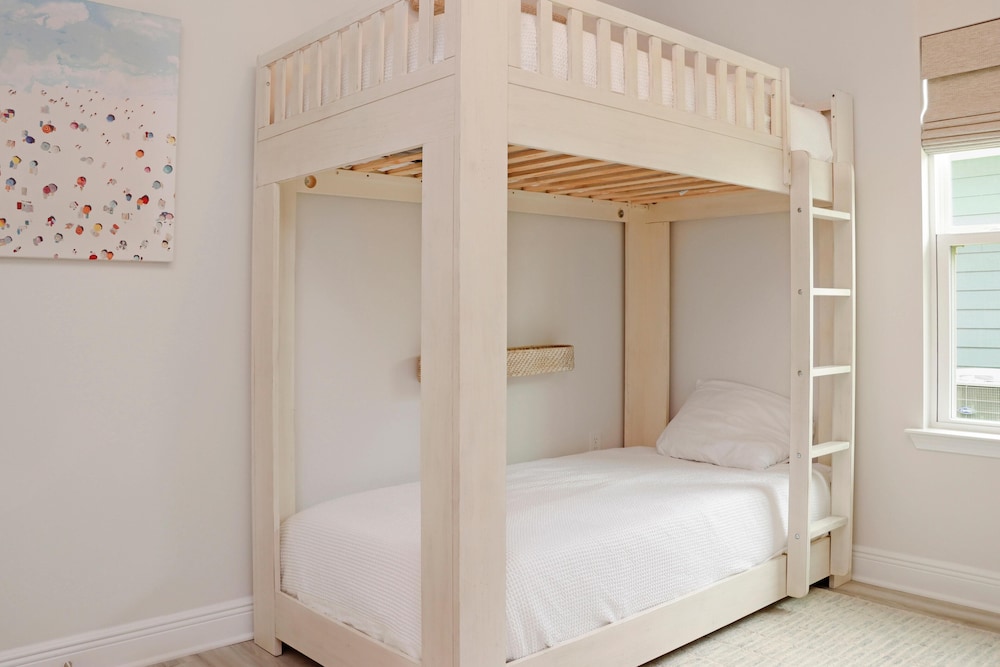 House, Multiple Beds (Tipsy Turtle)