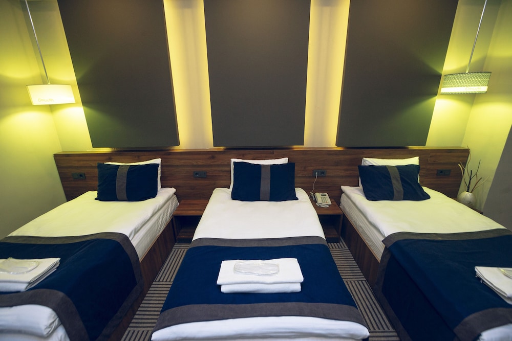 Economy Triple Room - Photo 3