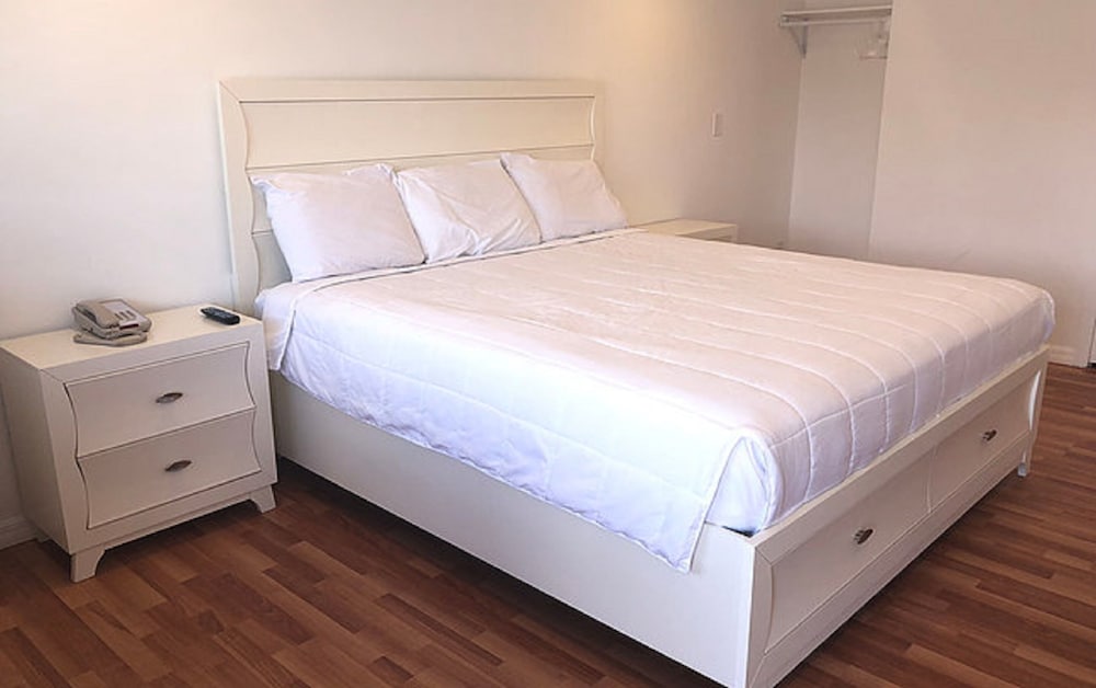 Standard Room, 1 King Bed, Accessible - Photo 1