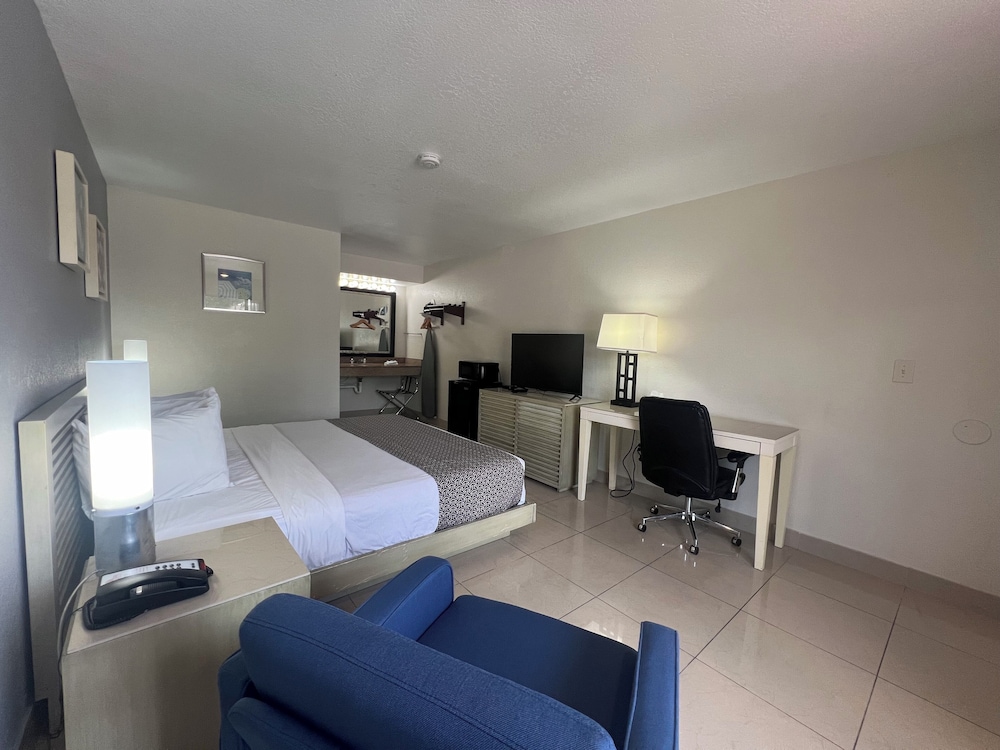 Deluxe Room, 1 King Bed - Photo 3