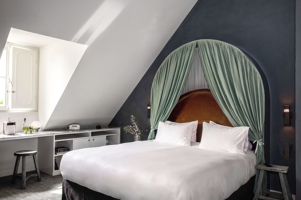 Room (Parisian Eaves) photo 1