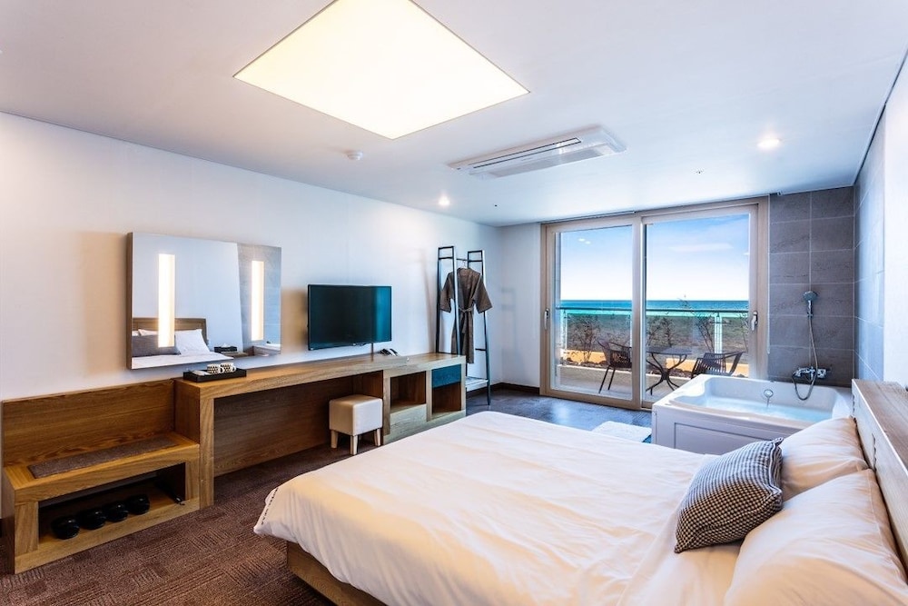 Couple Room or Emerald Room (Random Assign) photo 1