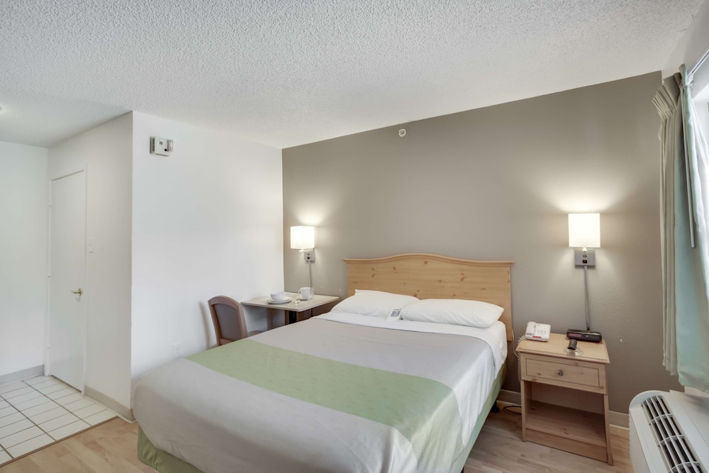 Standard Suite, 1 Queen Bed, Non Smoking, Kitchenette photo 2
