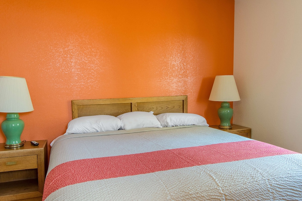 Deluxe Room, 1 Queen Bed, Non Smoking, Hot Tub