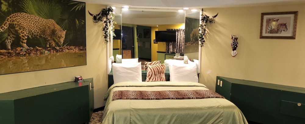 Jungle Romantic Hot Tub-Fireplace Suite