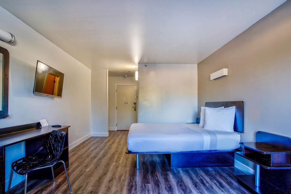 Deluxe Room, 1 Queen Bed, Non Smoking photo 1
