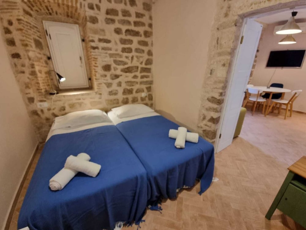 Traditional Studio, Accessible, Courtyard View