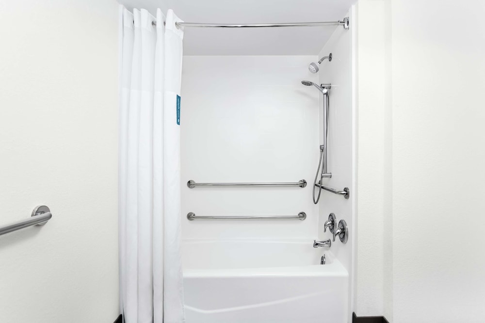 Room, 1 King Bed, Accessible, Bathtub (with Chair) - Photo 5