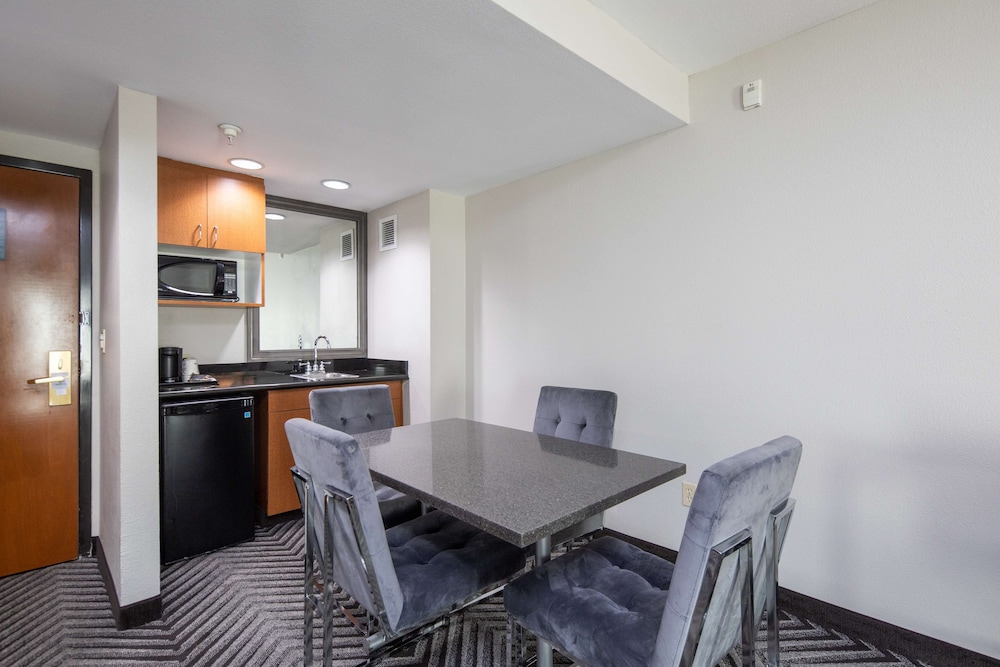 Suite, 1 King Bed, Non Smoking, Microwave - Photo 3