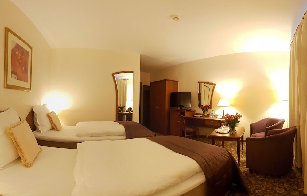 Classic Twin Room, 2 Twin Beds, Pool Access photo 3