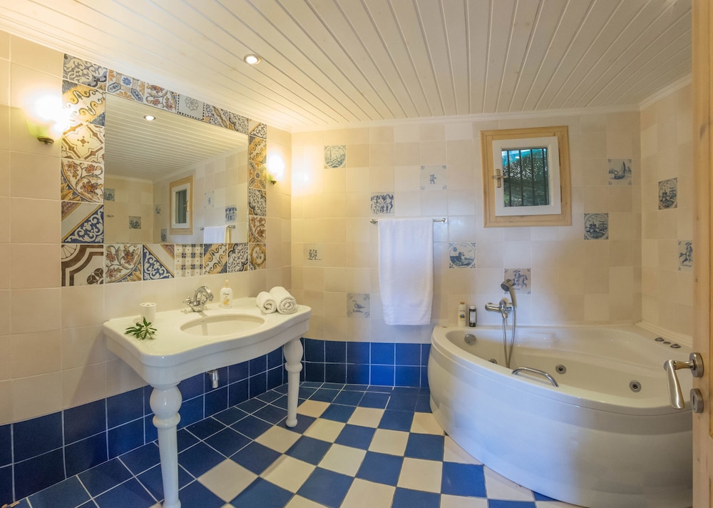 Traditional House, 4 Bedrooms (Old) photo 2