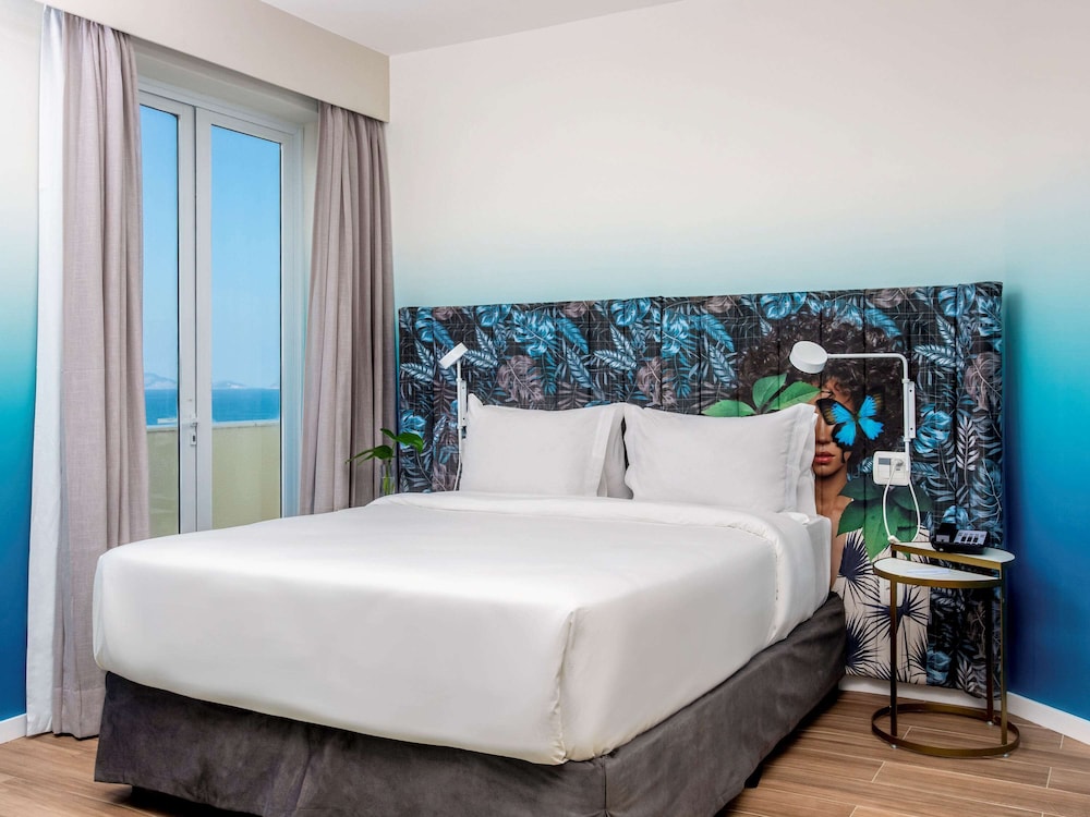 Executive Room, 1 Queen Bed, Balcony, Partial Sea View