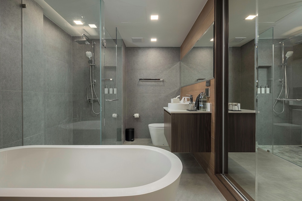 Premier Room, 1 King Bed, Bathtub - Photo 9