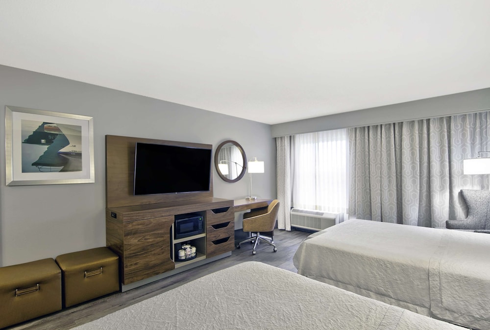 Room, 2 Queen Beds, Accessible, Non Smoking (Mobility & Hearing, Roll-in Shower) photo 3