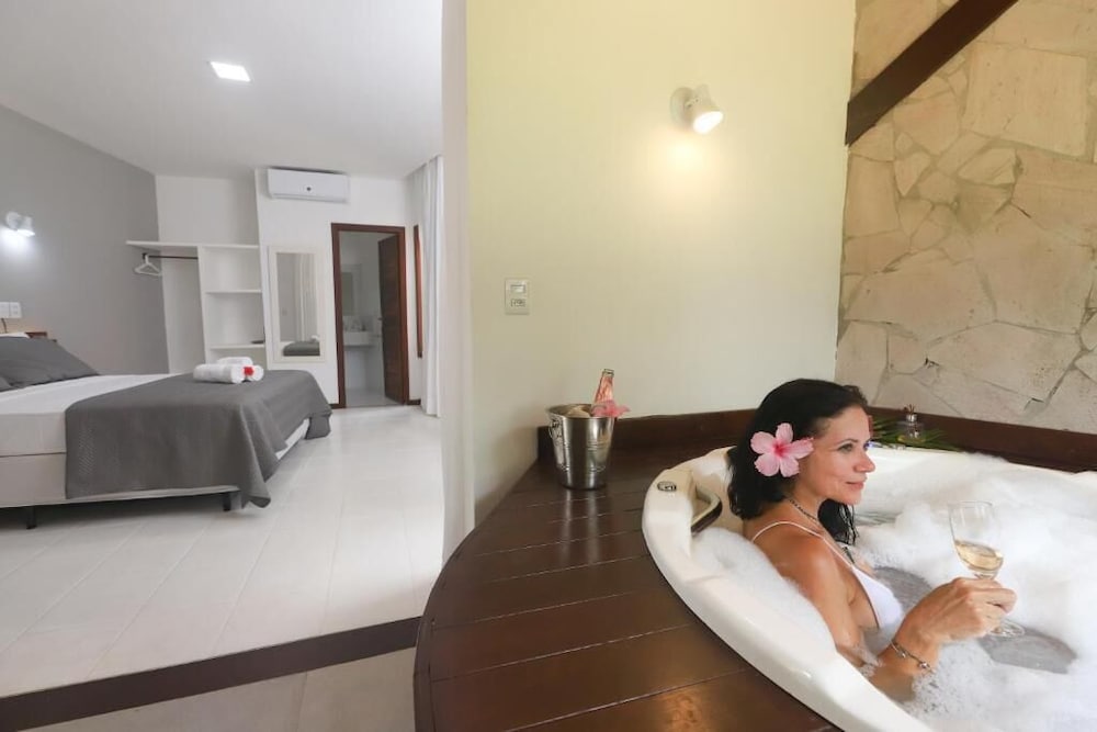 Premium Double Room, 1 King Bed, Bathtub, Garden View - Photo 1