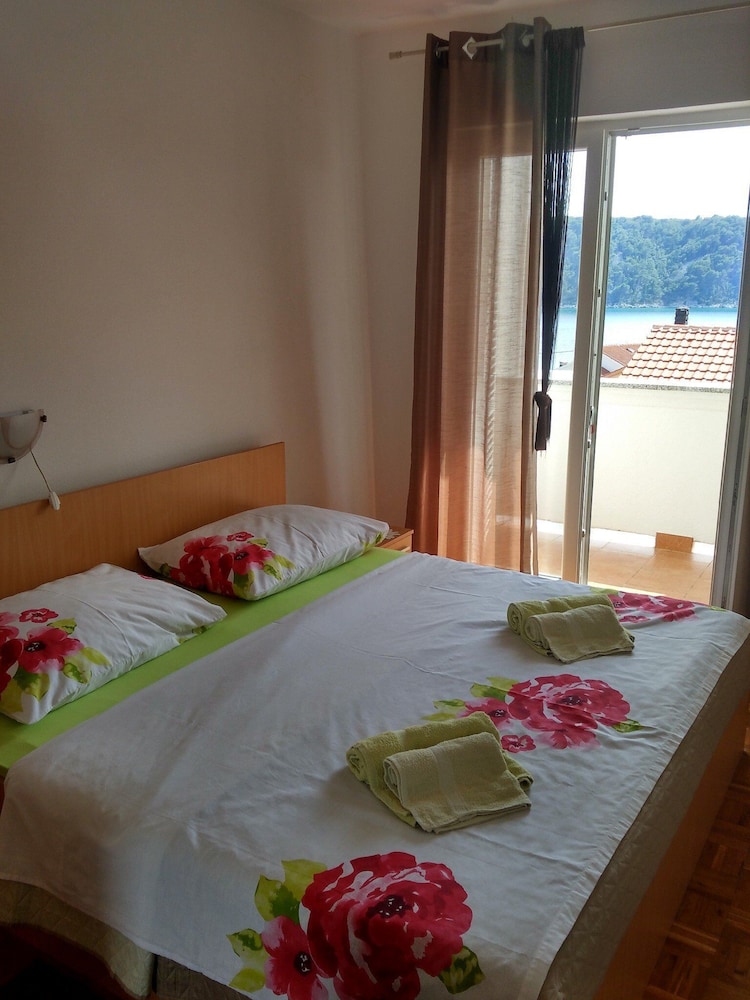 Apartment (Two Bedroom Apartment with Balcony an)