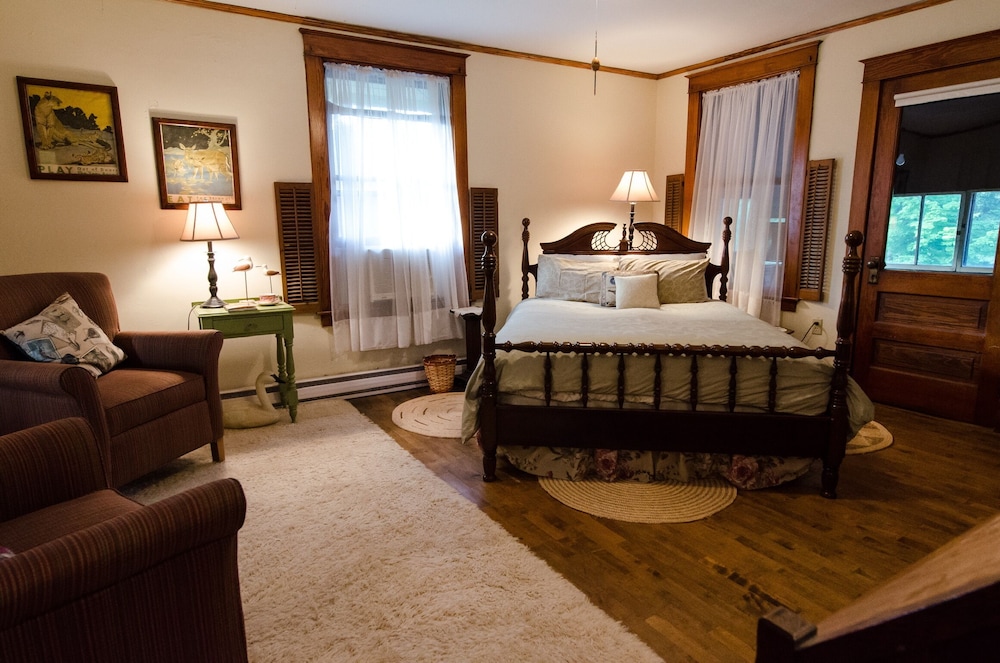 Suite, 1 Queen Bed, Private Bath photo 1