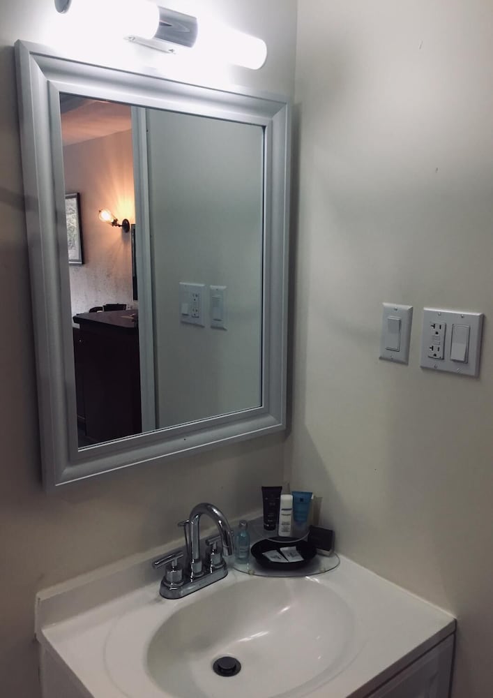 Deluxe Room, 1 King Bed, Non Smoking photo 2