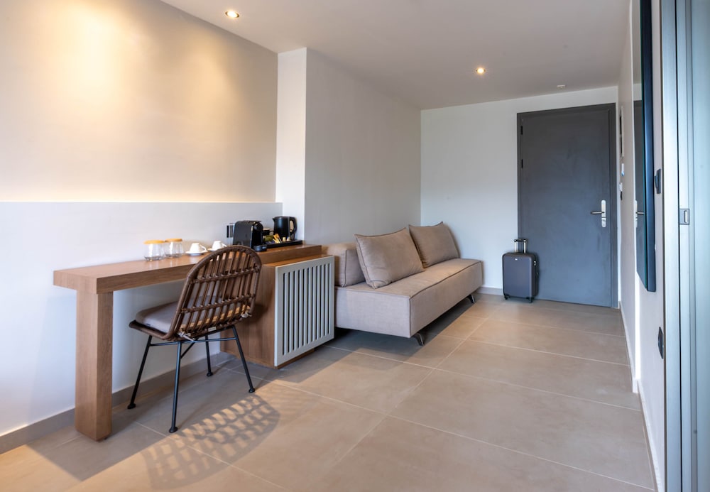 Executive Junior Suite with Private Pool & Sea View - Photo 15