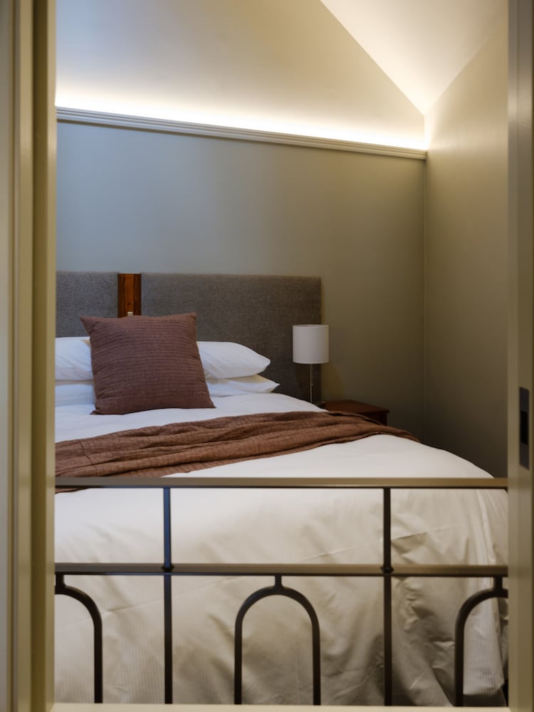 Luxury Apartment (The Henry Matthews) photo 2