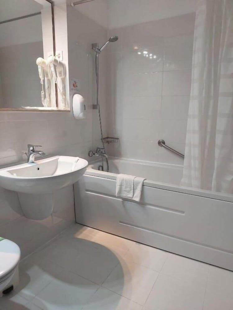 Standard Twin Room - Photo 3