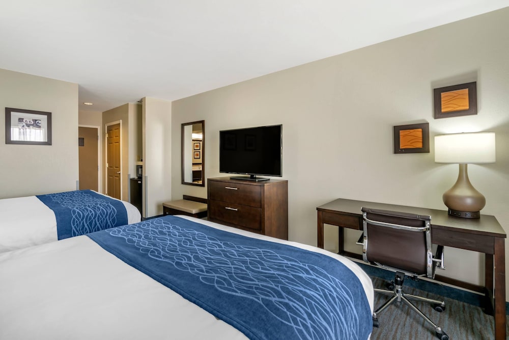 Room, 2 Queen Beds, Non Smoking (Pet Friendly) - Photo 2