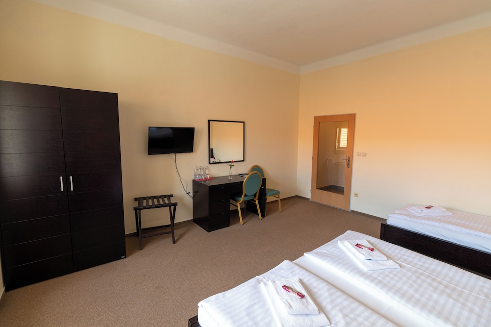 Economy Triple Room photo 3
