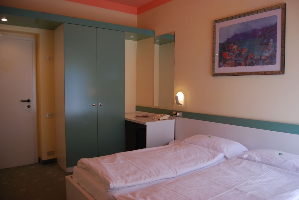 Standard Double Room, Partial Lake View