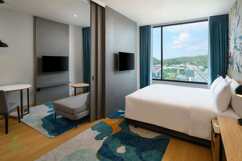 Suite, 1 King Bed, Balcony - Photo 2