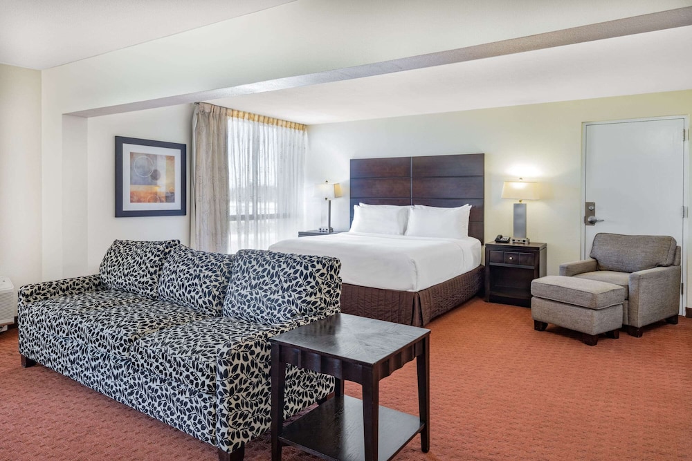 Premier Suite, 1 King Bed, Non Smoking photo 1