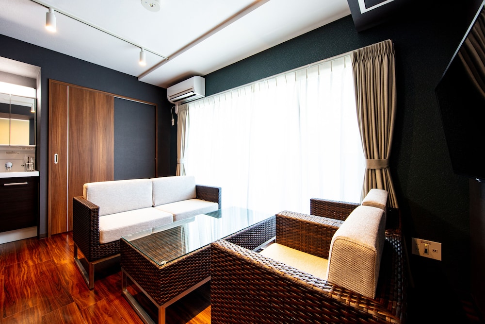 Standard Quadruple Room thumbnail 6