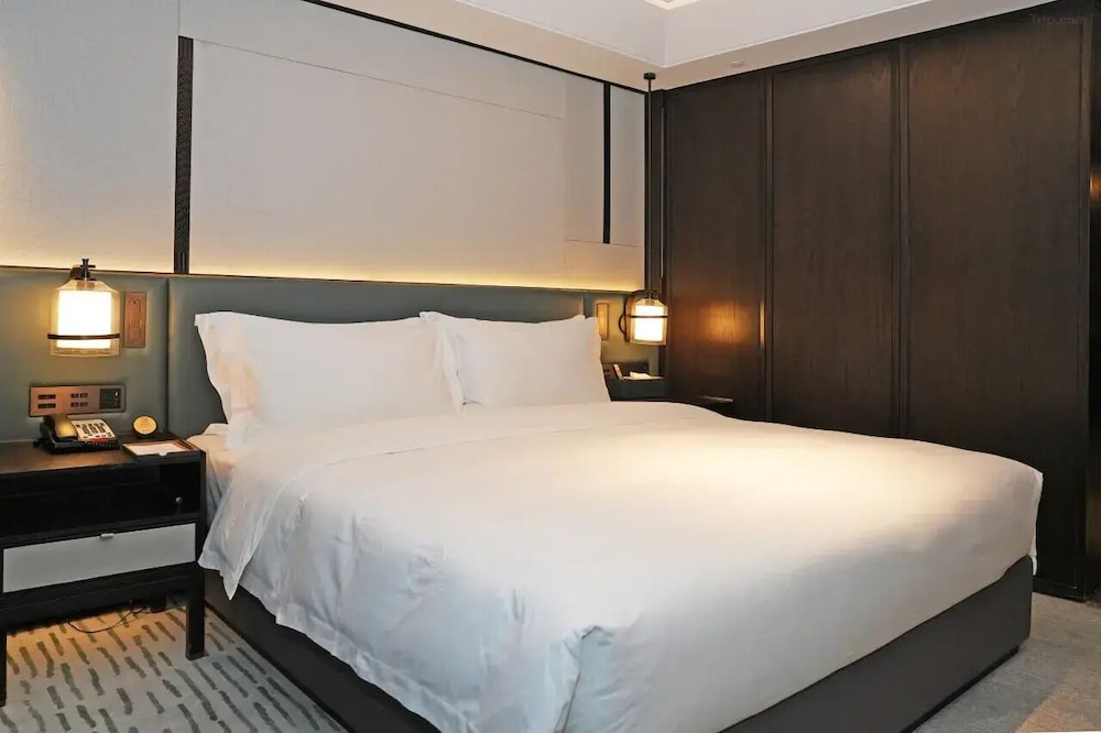 Business King-Bed Room