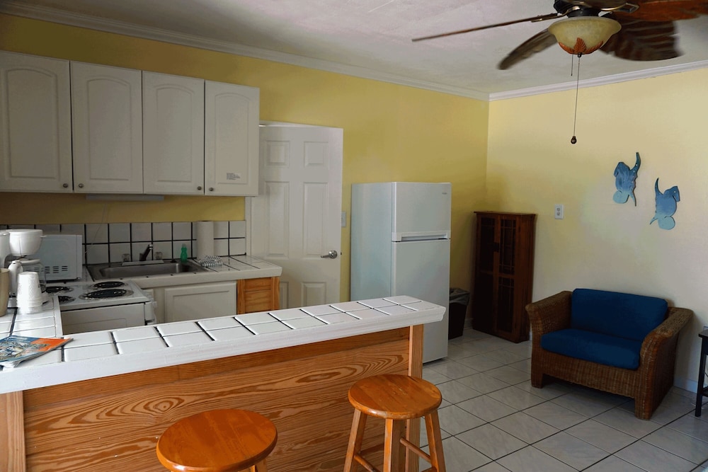 Family Studio Suite, Multiple Beds, Kitchen, Partial Ocean View photo 3