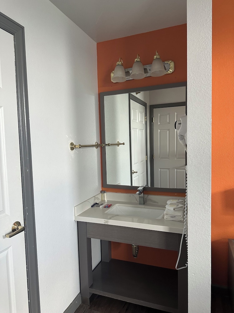 Deluxe Suite, 1 King Bed, Kitchenette, Executive Level photo 2