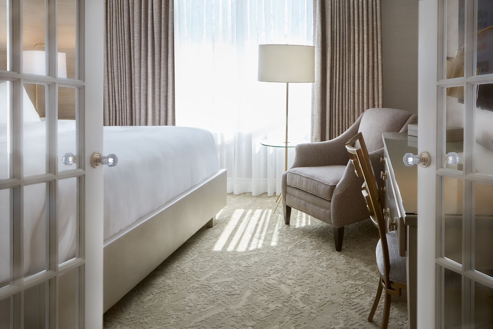 Classic Suite, 1 King Bed with Sofa bed photo 2