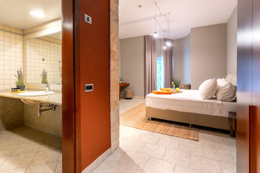 Standard Room, 1 Double Bed, Garden View, Corner photo 3